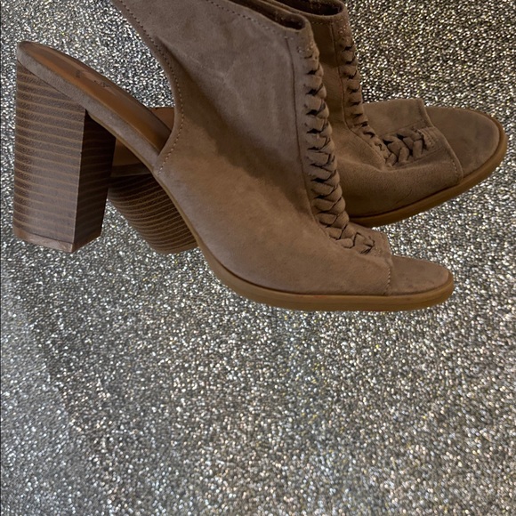 Size 8 - Picture 13 of 13